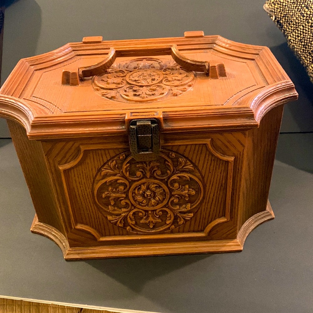 Vintage sewing basket large plastic